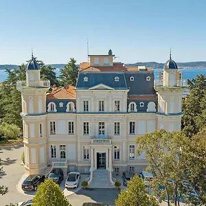 https://hotel-les-tourelles.fr-provencehotel.com